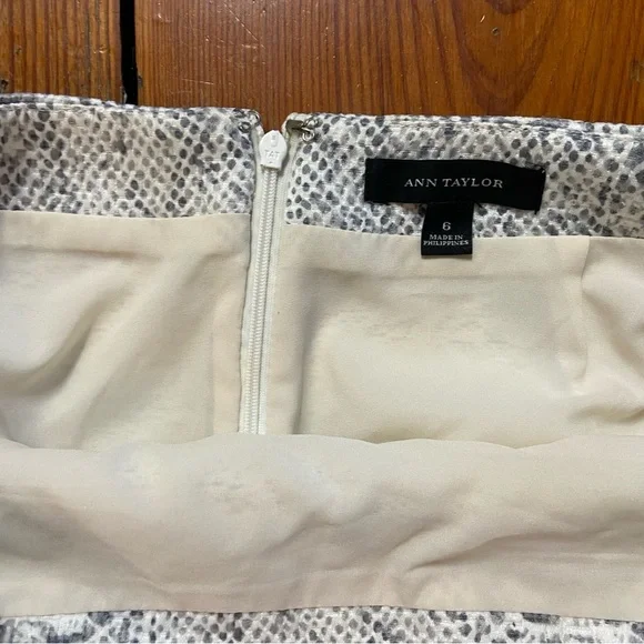 Ann Taylor Snake Print Pencil Skirt in Cream and Gray - Picture 3 of 6
